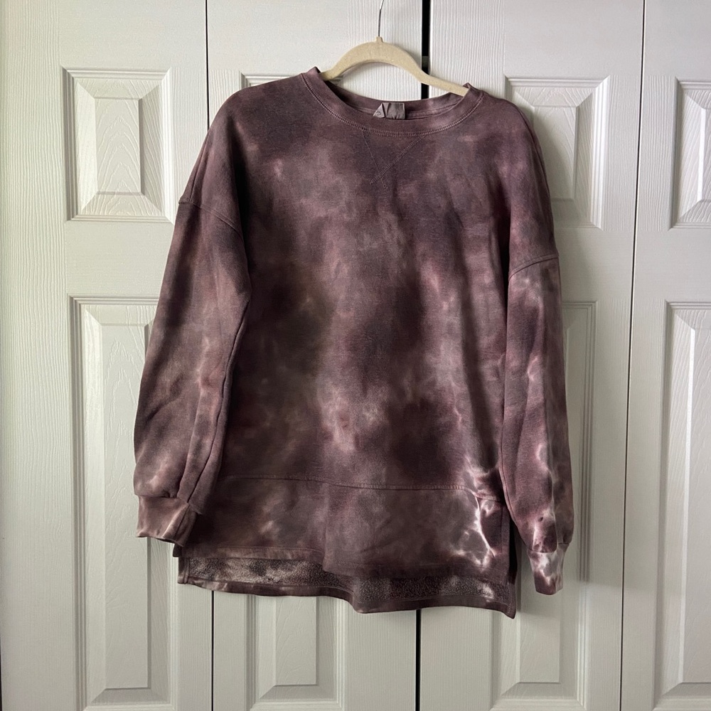 Universal thread size medium purple tie dye sweat shirt